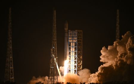 (miniature) Une fusée porteuse Longue Marche-12 transportant deux satellites expérimentaux décolle depuis le site de lancement spatial commercial de Hainan