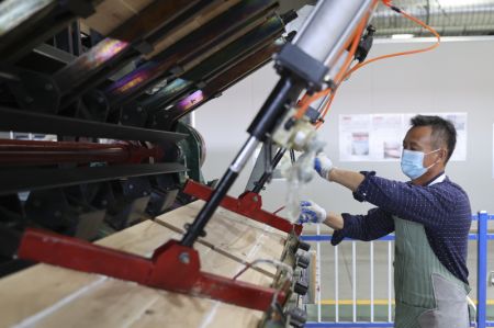 (miniature) Un employé travaille dans un atelier d'une entreprise de transformation du bois dans la sous-zone de Suifenhe