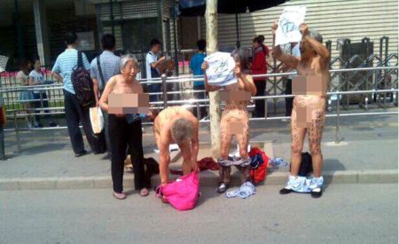 (miniature) Des grand-mères nues pour défendre les droits de l'homme à Pékin