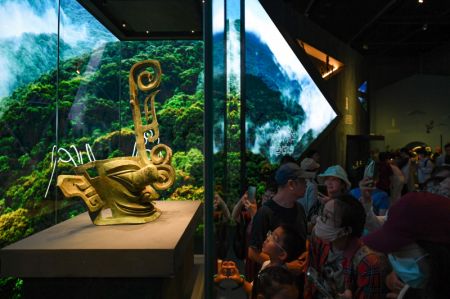 (miniature) Des personnes observent un objet en bronze lors d'une exposition intitulée Dévoiler Sanxingdui et Jinsha de l'ancienne civilisation Shu au Musée du Grand Canal de Beijing