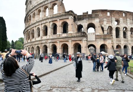 (miniature) Une touriste chinois pose pour photo devant le Colisée à Rome