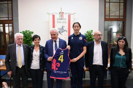 (miniature) La joueuse de volley-ball chinoise Zhu Ting (3e à droite) montre son maillot floqué du numéro 4 lors d'une conférence de presse à Florence en Italie