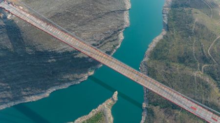(miniature) Photo aérienne prise par un drone du pont de la rivière Zangke sur l'autoroute Nayong-Qinglong