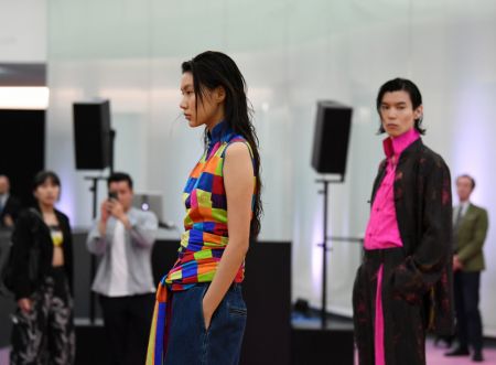 (miniature) Des mannequins présentent des créations de la collection printemps/été 2024 de SHANGHAI TANG lors de la semaine de la mode masculine de Milan