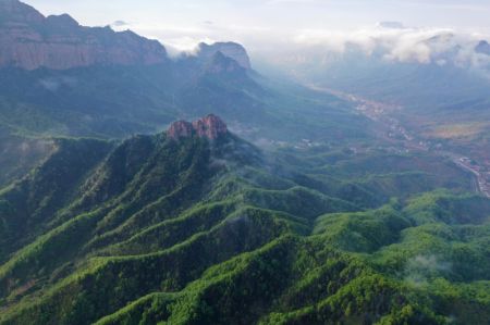 (miniature) Photo aérienne prise le 3 mai 2021 du site touristique des vieux monts Wudang dans la ville de Wu'an à Handan