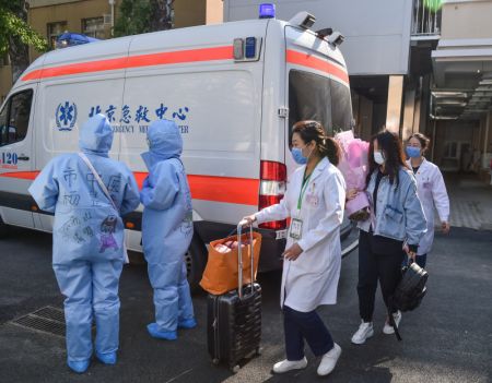 (miniature) Des professionnels médicaux de l'hôpital de Xiaotangshan saluent les derniers patients rétablis du COVID-19