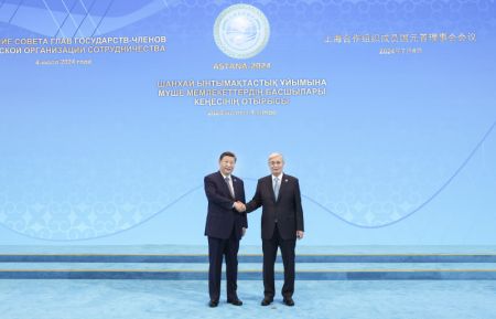 (miniature) Le président chinois Xi Jinping serre la main du président kazakh Kassym-Jomart Tokaïev à Astana