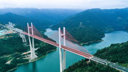 (miniature) Photo aérienne montrant une section d'une autoroute reliant le district de Jianhe et le district de Liping dans la province chinoise du Guizhou (sud-ouest)