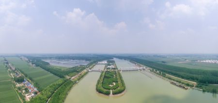 (miniature) Vue aérienne d'une station de pompage du projet d'adduction d'eau sud-nord à Sihong