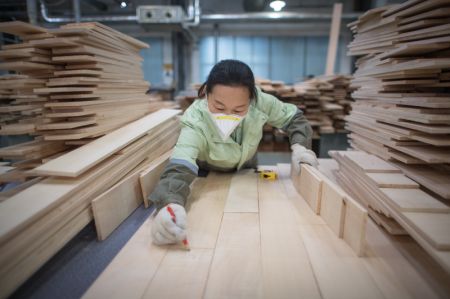 (miniature) Une ouvri&egrave;re dans une fabrique de pianos de Parsons Music Corporation