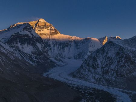 (miniature) Photo aérienne du mont Qomolangma au coucher du soleil