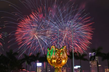 (miniature) Feux d'artifice pour célébrer le 75e anniversaire de la fondation de la République populaire de Chine au-dessus de Victoria Harbour