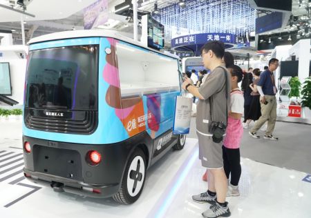 (miniature) Un véhicule sans pilote exposé à la Foire internationale du commerce des services de Chine (CIFTIS) 2023 au parc Shougang