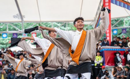 (miniature) Des concurrents présentent la danse Guozhuang dans un parc