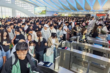 (miniature) Des passagers passent le contrôle des billets à la gare de Lianyungang