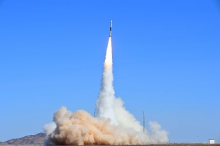 (miniature) Une fusée porteuse Kuaizhou-1A transportant les satellites de test CentiSpace-1-S3/S4 décolle du Centre de lancement de satellites de Jiuquan