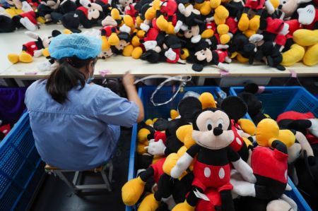 (miniature) Une ouvrière travaille dans une usine de jouets en peluche du village de Jinhuai à Yangzhou