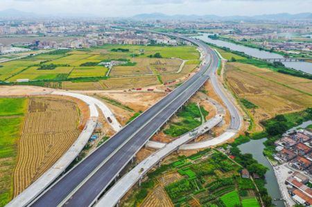 (miniature) Une photo a&eacute;rienne prise le 9 juillet 2020 montre un viaduc de l'autoroute Shantou-Jiexi dans la ville de Shantou