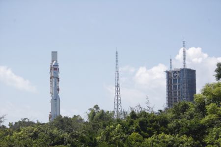 (miniature) La combinaison du cargo spatial Tianzhou-2 et de la fusée porteuse Longue Marche-7 Y3 est transférée dans la zone de lancement du site de lancement des engins spatiaux de Wenchang