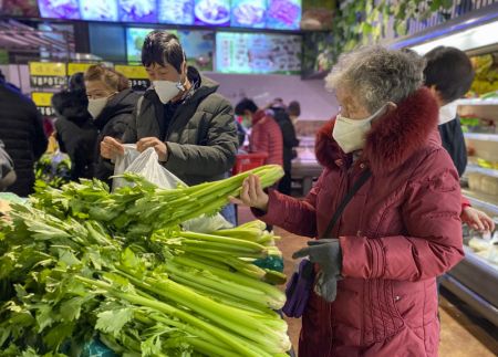 (miniature) Des consommateurs font des courses dans un supermarché d'Urumqi