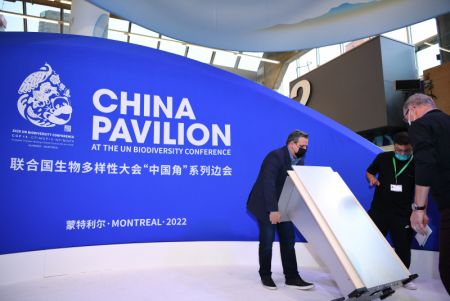 (miniature) Le personnel prépare le Pavillon de la Chine au Palais des congrès de Montréal