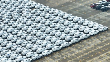 (miniature) Photo aérienne de véhicules en attente d'être exportés dans un port de Lianyungang
