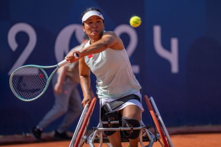 (miniature) La Chinoise Zhu Zhenzhen frappe un retour sur la Chilienne Macarena Cabrillana lors du 2e tour du simple femmes de tennis fauteuil des Jeux paralympiques de Paris 2024 à Paris