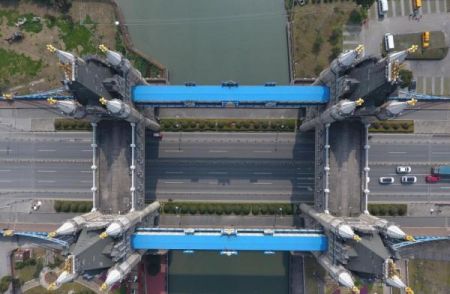 (miniature) Le Tower Bridge de Londres copié à Suzhou en Chine