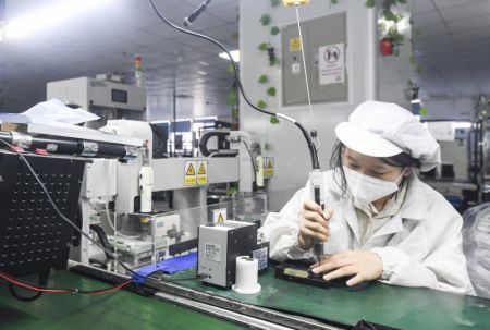 (miniature) Une employée travaille dans l'atelier de production et de contrôle de la qualité des smartphones de Chongqing Transsion Technology Co