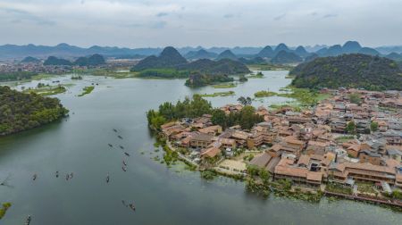 (miniature) Photo aérienne prise le 2 mai 2023 de touristes prenant des bateaux dans le parc national des zones humides de Puzhehei
