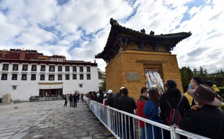 (miniature) Des visiteurs attendent d'entrer dans le Palais du Potala à Lhassa
