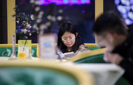 (miniature) Une lectrice lit un livre dans une librairie à Dalian