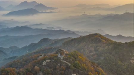 (miniature) Photo aérienne du paysage matinal de l'ancienne Grande Muraille dans le bourg de Xiaochang