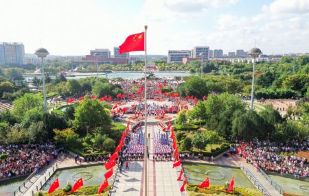 (miniature) Une cérémonie de levée du drapeau national est organisée pour célébrer le 75e anniversaire de la fondation de la République populaire de Chine à Jiaozhou