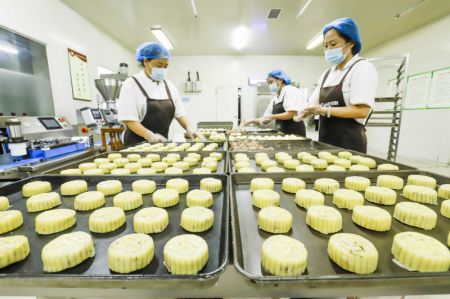 (miniature) Des employées préparent des gâteaux de lune dans un atelier d'une entreprise alimentaire du district de Yutian de la ville de Tangshan