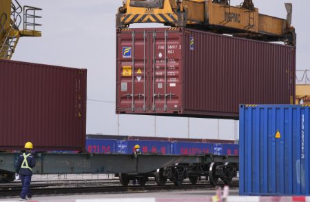 (miniature) Photo d'un chantier de transfert de charges au terminal de Horgos