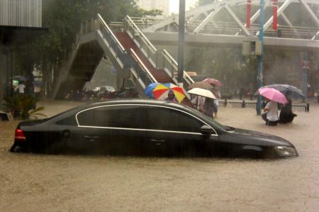 (miniature) Un véhicule dans une rue inondée de Zhengzhou