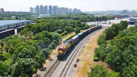 (miniature) Un train de fret Chine-Europe part de la base logistique de la gare du nord de Hefei