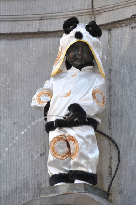 (miniature) Le Manneken-pis déguisé en panda