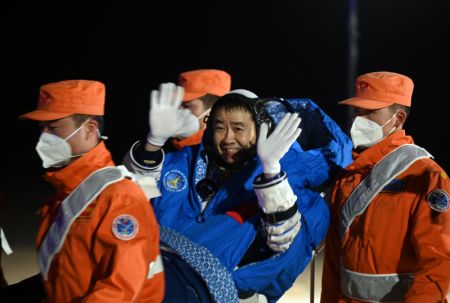(miniature) L'astronaute Chen Dong sort de la capsule de retour du vaisseau spatial habité Shenzhou-14 sur le site d'atterrissage de Dongfeng