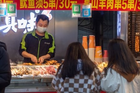 (miniature) Des visiteurs achètent des snacks dans le quartier des affaires de Jiefangbei