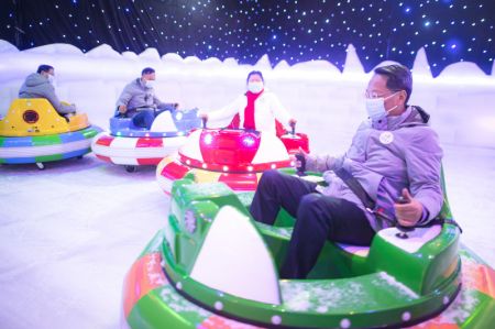 (miniature) Des visiteurs dans des auto-tamponneuses lors d'un festival d'art de glace et de neige à Wuhan