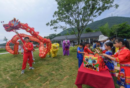 (miniature) Des enfants participent &agrave; des activit&eacute;s pour c&eacute;l&eacute;brer la prochaine f&ecirc;te des Bateaux-Dragons dans une ferme &agrave; Huzhou