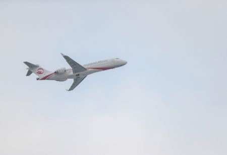 (miniature) Un avion de ligne ARJ21 de One Two Three Airlines (OTT Airlines) s'envole à l'aéroport international Hongqiao de Shanghai pour effectuer son premier vol