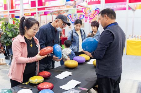 (miniature) Des gens ach&egrave;tent des produits lors de l'Exposition d'art et de design d'Asie du Nord-Est