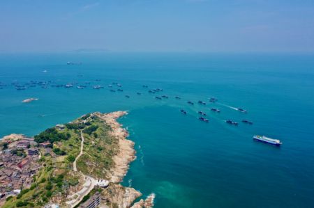 (miniature) Photo a&eacute;rienne de bateaux de p&ecirc;che quittant le port de p&ecirc;che de Tailu du district de Lianjiang