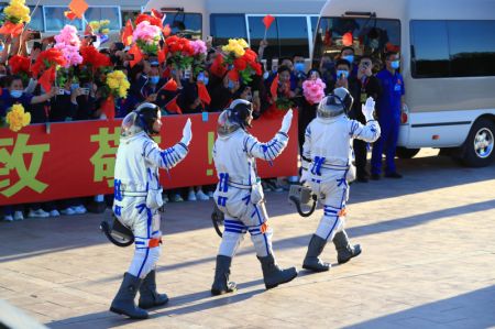 (miniature) Une cérémonie de départ des astronautes chinois de la mission spatiale habitée Shenzhou-12