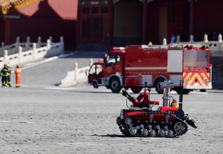(miniature) Un robot de lutte contre les incendies participe à un exercice de lutte contre les incendies au musée du Palais