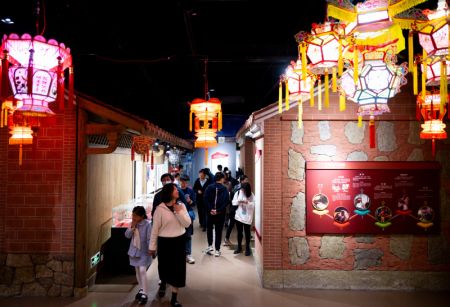 (miniature) Des gens visitent une exposition sur le patrimoine culturel immatériel de la Route de la soie maritime