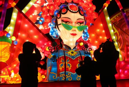 (miniature) Des personnes visitent une exposition de lanternes pour célébrer le Nouvel An lunaire chinois